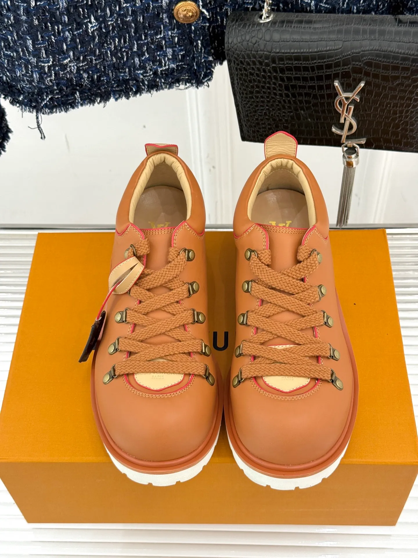 P720 LV Remix derby 25WF new product, the top version of couple's derby shoes, uses classic as the base color to reshape the fashion style✨ Various colors break the monotony. Black is cool, brown is retro, pink is sweet, and blue is fresh. Suitable for different styles of wear🎨 The delicate leather fits the foot shape and the shoelace details hide ingenuity. It is a fashion symbol of walking and steps on the forefront of the trend every step of the way. Start your own style journey🚶‍♀️ The fabric is made of first-layer cowhide, the inner pads are all sheepskin, the original molded custom TPU non-slip outsole size: Female: 35-41 (40/41 customized) Male: 39-46 (45/46 customized)